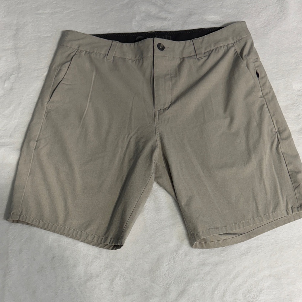 Vuori Men's Light Taupe Flat-Front Performance Shorts
